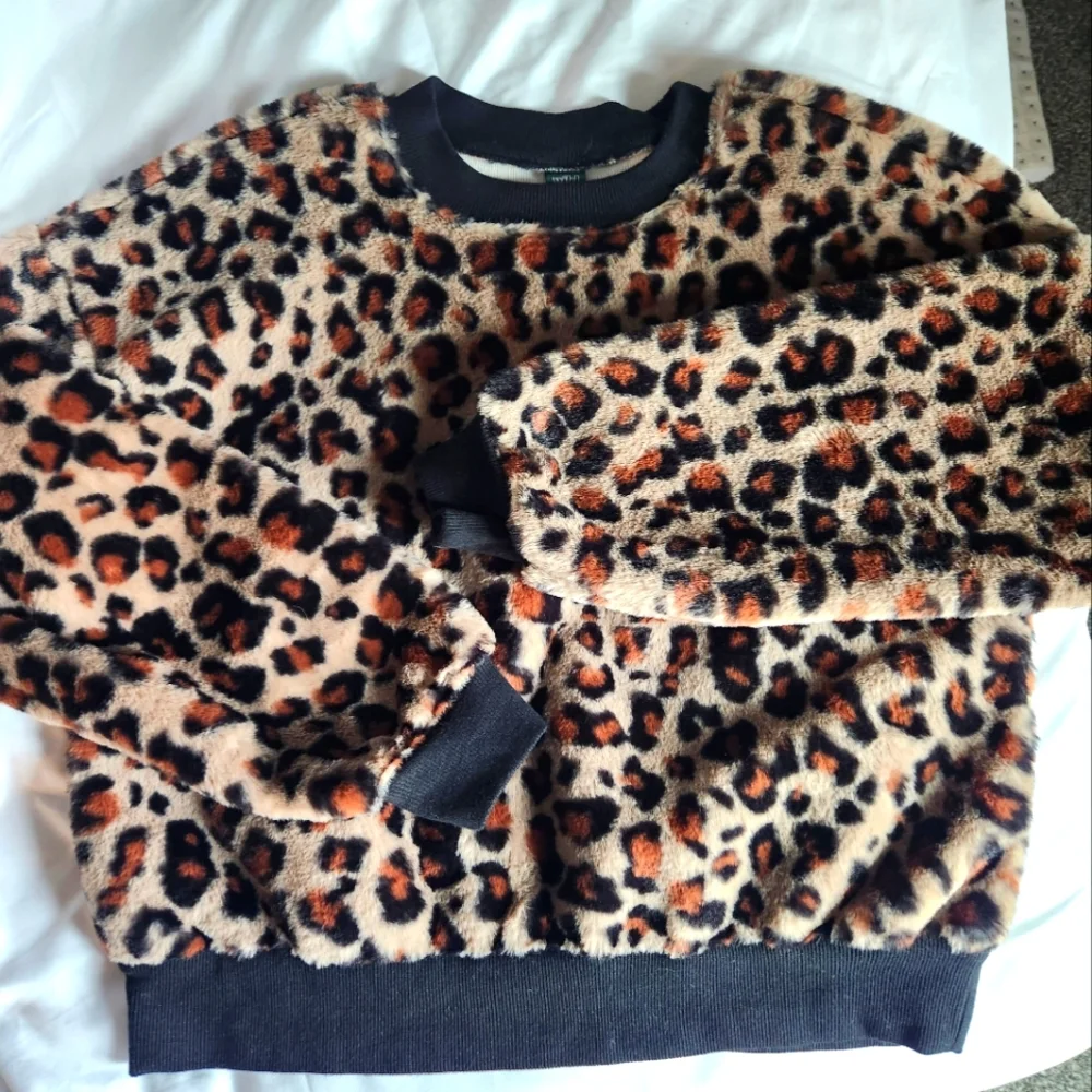 Fuzzy leopard pullover - Picture 1 of 5